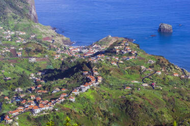 Blick auf ein Dorf auf der Insel Madeira - THAF03020