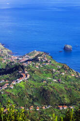 Blick auf ein Dorf auf der Insel Madeira - THAF03021