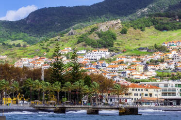 Portugal, Madeira, Machico, Blick auf die Küstenstadt - THAF03022