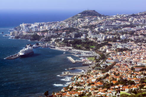 Portugal, Madeira, Funchal, Blick auf die Küstenstadt - THAF03023