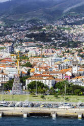 Portugal, Madeira, Funchal, Hafen der Küstenstadt mit Gebäuden am Hang im Hintergrund - THAF03025