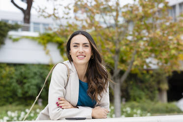 Smiling businesswoman in autumn park - EIF03254