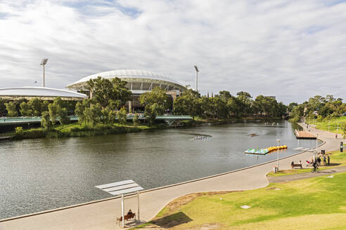 Australien, Südaustralien, Adelaide, Uferpromenade des Elder Park mit Adelaide Oval im Hintergrund - FOF12767