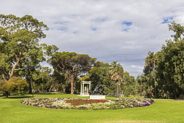 Australien, Südaustralien, Adelaide, Blumenbeet in Angas Gardens mit Angas Family Memorial im Hintergrund - FOF12769