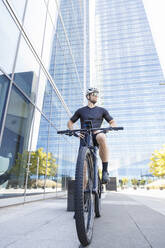 Radfahrer auf dem Fahrrad sitzend im Finanzviertel - IFRF01518