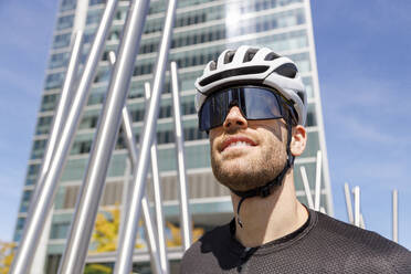 Junger Radfahrer mit Sonnenbrille und Helm - IFRF01523