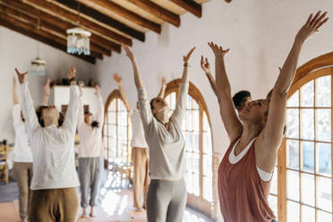Yogalehrer unterrichtet die Schüler in der Klasse - JRFF05270