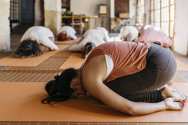 Yogalehrer bei einer Übung vor den Schülern im Unterricht - JRFF05278