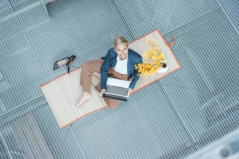 Geschäftsfrau mit Laptop auf dem Schreibtisch im Büro - JOSEF06653