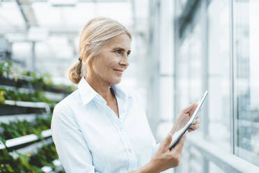 Wissenschaftlerin mit Tablet-PC im städtischen Garten - JOSEF06751