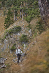 Ältere Frau beim Wandern in den Bergen - MRF02494