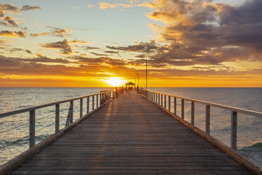 Australien, Südaustralien, Adelaide, Henley Beach Jetty bei stimmungsvollem Sonnenuntergang - FOF12781