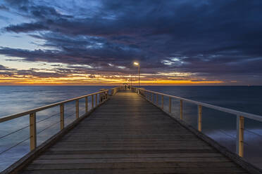 Australien, Südaustralien, Adelaide, Langzeitbelichtung von Henley Beach Jetty bei bewölktem Sonnenuntergang - FOF12787