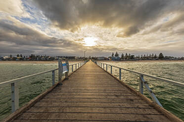 Australien, Südaustralien, Adelaide, Henley Beach Jetty bei bewölktem Sonnenuntergang - FOF12788