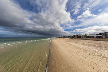 Australien, Südaustralien, Adelaide, Wolken über leerem Henley Beach - FOF12791