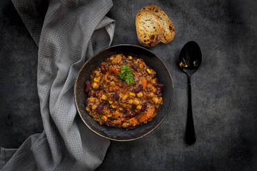 Studioaufnahme einer Schüssel mit veganem Quinoa-Eintopf mit Gemüse und Kichererbsen - LVF09195