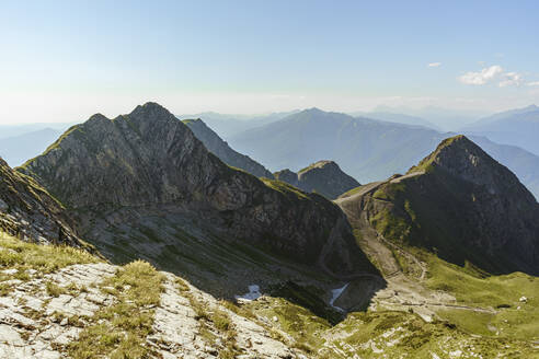 Schöne Berglandschaft im Kaukasus-Naturschutzgebiet, Sotschi, Russland - OMIF00545