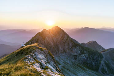 Schöne Berglandschaft im Kaukasus-Naturschutzgebiet bei Sonnenuntergang, Sotschi, Russland - OMIF00549