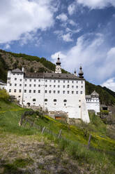 Italien, Südtirol, Mals, Außenansicht des Klosters Marienberg im Sommer - LBF03608