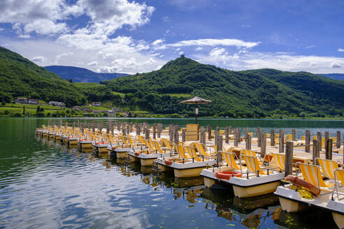 Italien, Südtirol, Tretbootverleih am Ufer des Kalterer Sees - LBF03611