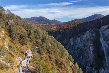 Österreich, Salzburg, Drohnenansicht der Strubklammstraße und Strubklamm - WWF06024