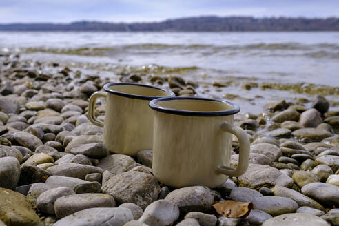 Ein Paar Campingbecher am Ufer des Starnberger Sees, Bayern, Deutschland - LBF03615