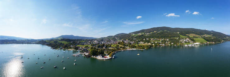 Mondsee und Berg unter blauem Himmel an einem sonnigen Tag, Salzkammergut, Oberösterreich, Österreich - WWF06026