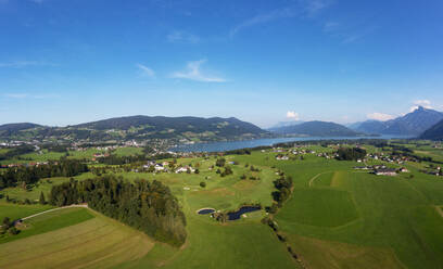 Golfplatz in der Nähe des Mondsees unter blauem Himmel an einem sonnigen Tag, Salzkammergut, Oberösterreich, Österreich - WWF06028
