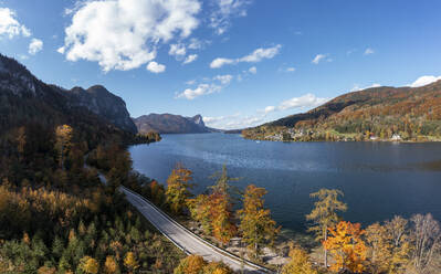 Leere Straße inmitten von Mondsee und Wald, Salzkammergut, Oberösterreich, Österreich - WWF06034