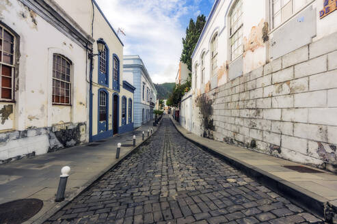 Straße inmitten von Gebäuden auf La Palma, Santa Cruz, Kanarische Inseln, Spanien - THAF03027