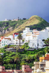 Wohngebäude am Berg auf La Palma, Santa Cruz, Kanarische Inseln, Spanien - THAF03028