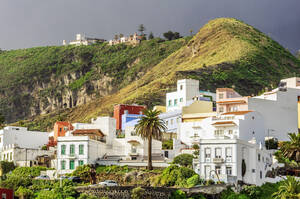 Gebäude am Berg auf La Palma, Santa Cruz, Kanarische Inseln, Spanien - THAF03029