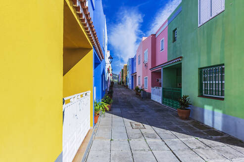 Bunte Häuser an einem sonnigen Tag auf La Palma, Santa Cruz, Kanarische Inseln, Spanien - THAF03033