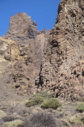 Felswand des Llano de Ucanca im Nationalpark El Teide an einem sonnigen Tag, Teneriffa, Kanarische Inseln, Spanien - HLF01290