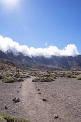 Vulkanische Landschaft mit bewölktem Himmel an einem sonnigen Tag im Nationalpark El Teide, Teneriffa, Kanarische Inseln, Spanien - HLF01293