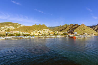 Gebäude am Berg und am Meer auf Teneriffa, Kanarische Inseln, Spanien - THAF03038