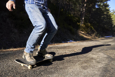 Mann auf dem Skateboard an einem sonnigen Tag - VEGF05284