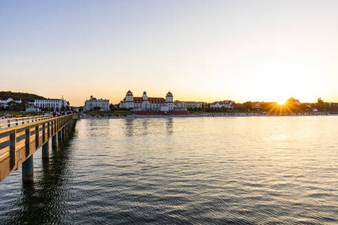 Deutschland, Mecklenburg-Vorpommern, Binz, Küstenlinie der Insel Rügen bei Sonnenuntergang mit Kurhaus Binz im Hintergrund - WDF06762
