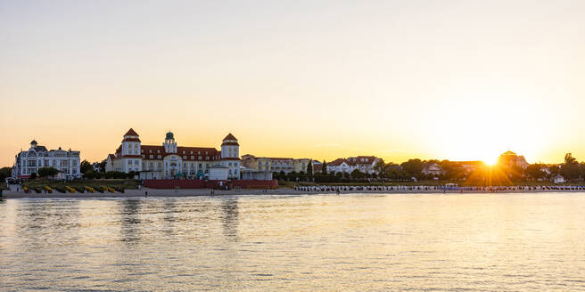 Deutschland, Mecklenburg-Vorpommern, Binz, Küstenlinie der Insel Rügen bei Sonnenuntergang mit Kurhaus Binz im Hintergrund - WDF06763