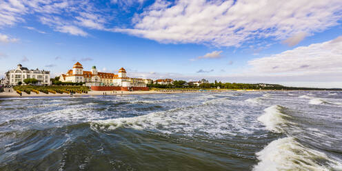 Deutschland, Mecklenburg-Vorpommern, Binz, Panoramablick auf den Sandstrand und das Kurhaus Binz auf der Insel Rugen - WDF06768