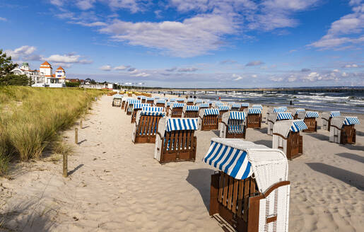 Deutschland, Mecklenburg-Vorpommern, Binz, Strandkörbe mit Kapuze am Sandstrand der Insel Rügen - WDF06770