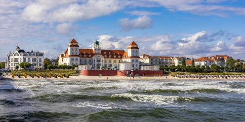 Deutschland, Mecklenburg-Vorpommern, Binz, Panoramablick auf den Sandstrand und das Kurhaus Binz auf der Insel Rugen - WDF06771