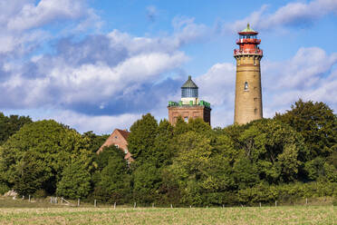 Deutschland, Mecklenburg-Vorpommern, Putgarten, Bäume vor den Leuchttürmen von Kap Arkona - WDF06781