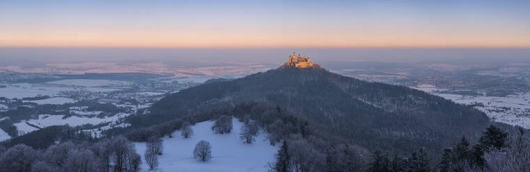Deutschland, Baden-Württemberg, Panoramablick auf den Hohenzollernberg und die Burg in der Winterdämmerung - RUEF03503