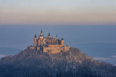 Deutschland, Baden-Württemberg, Blick auf den Hohenzollernberg und die Burg in der Winterdämmerung - RUEF03506