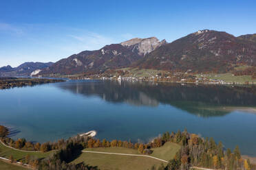 Österreich, Salzburg, Sankt Wolfgang im Salzkammergut, Drohnenansicht des Wolfgangsees und des angrenzenden Dorfes mit dem Schafberg im Hintergrund - WWF06039