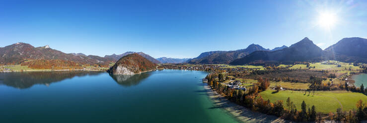 Österreich, Salzburg, Strobl, Drohnenpanorama des Wolfgangsees und der umliegenden Landschaft an einem sonnigen Herbsttag - WWF06045