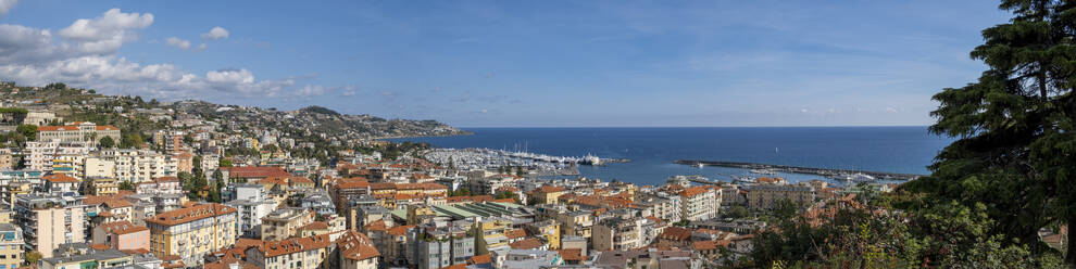 Italien, Ligurien, Sanremo, Panoramablick von der Aussichtsplattform des Belvedere della Madonna Della Costa - LBF03620