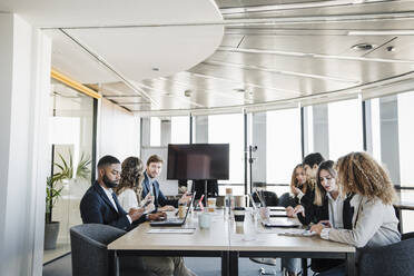 Businessmen and businesswomen planning strategy in board room - EBBF05278