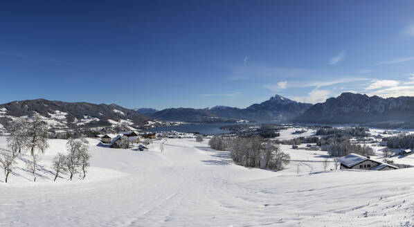 Österreich, Oberösterreich, Mondsee, Verschneite Landschaft im Salzkammergut mit Schafberg und Drachenwand im Hintergrund - WWF06069